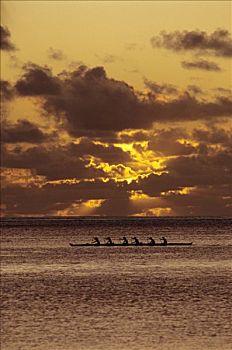 波拉岛,独木舟