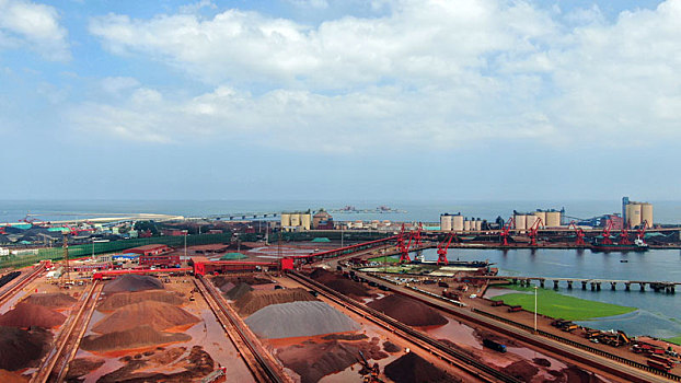 山东省日照市,雨过天晴的港口货场,运输生产繁忙有序
