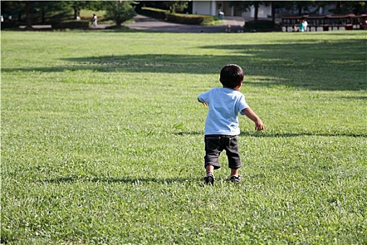 日本人,男孩,跑,草地,1岁