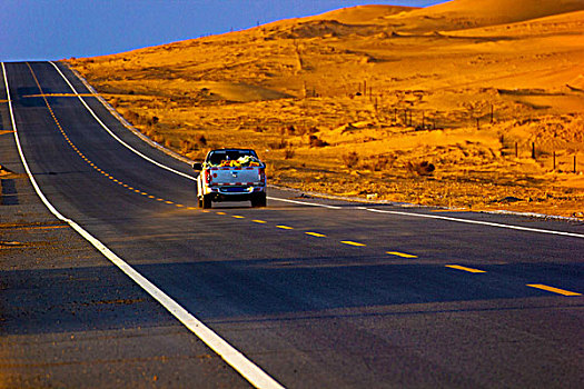 沙漠公路上行驶的汽车