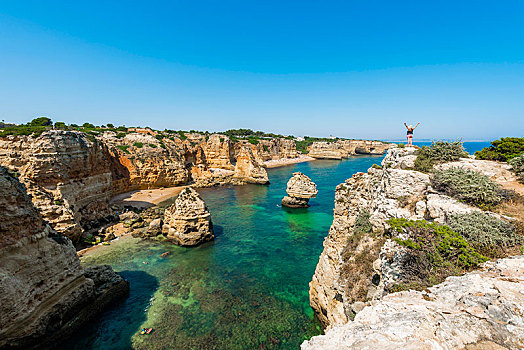 蓝绿色海水,峻岸,海滩,崎岖,岩石海岸,砂岩,岩石构造,海中,阿尔加维,拉各斯,葡萄牙,欧洲