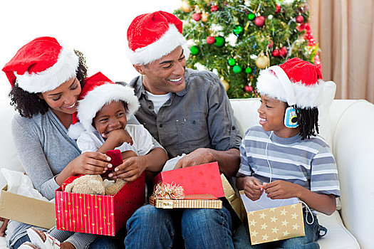 高兴,美国黑人,家庭,打开,圣诞礼物