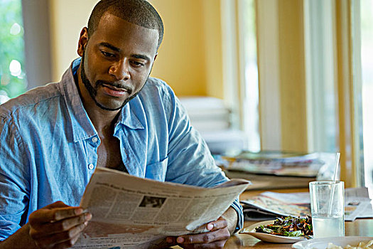 一个,男人,坐,咖啡,读,报纸