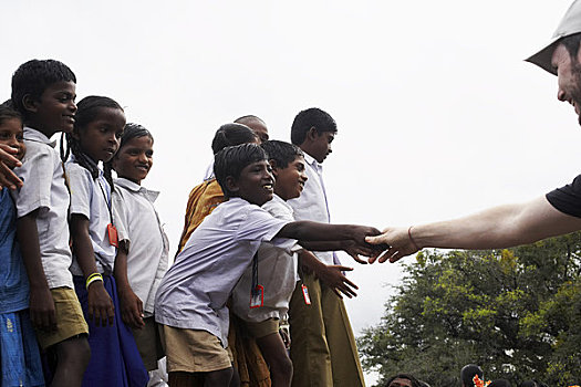 男人,握手,一群孩子,印度