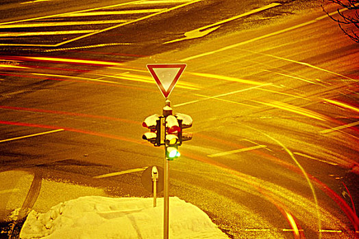 交叉路,红绿灯,光影,雪,晚间,街道,交通,领导,交通管制,交通标志,通行权,道路,环境,冬天,下雪