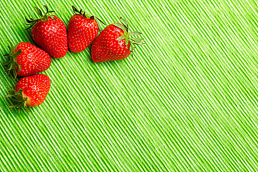 五个,草莓,角,绿色背景