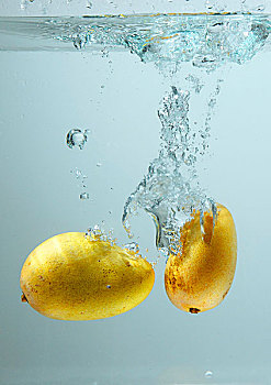 掉进水中的芒果
