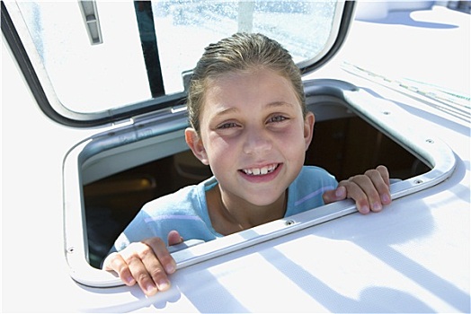 女孩,8-10岁,粘住,头部,帆船,船舱,窗户,微笑,特写,头像