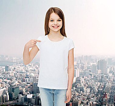 广告,孩子,手势,人,概念,微笑,小女孩,白色,t恤,指向,上方,城市,背景