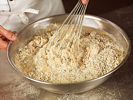 特写,手,搅拌,面糊,斯佩尔特小麦,面粉,碗