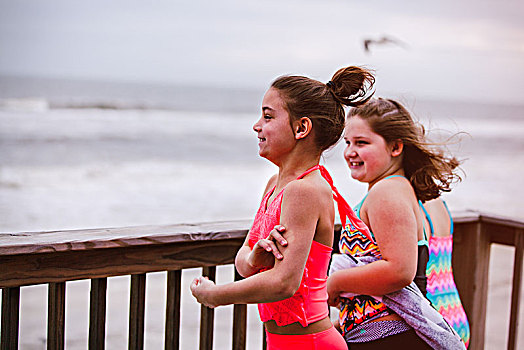 三个女孩,向外看,海上,露台,岛屿,阿拉巴马,美国