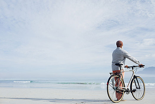男人,拿着,自行车,海滩