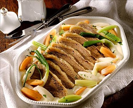 切片,清炖牛肉片,蔬菜,白色背景,大浅盘
