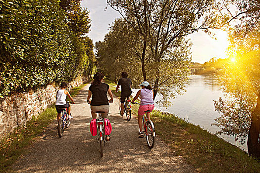 家庭,骑,自行车,河岸
