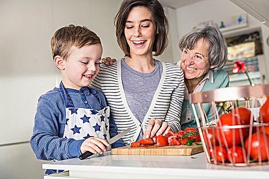 母亲,祖母,帮助,男孩,切片,西红柿,厨房操作台