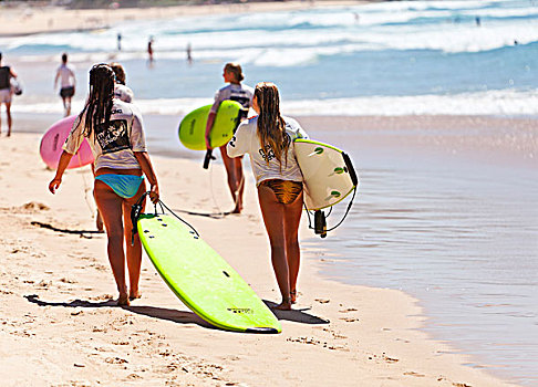 两个,女性,走,男人味,海滩,冲浪板