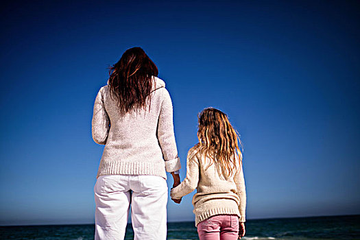 母亲,儿子,握手,海滩