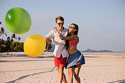 年轻,情侣,海滩,玩,气球,苏梅岛,泰国