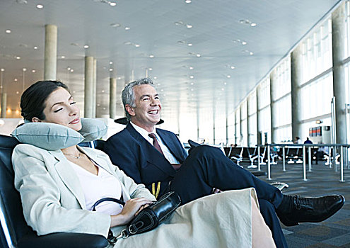 商务,旅行者,坐,机场休息室,女人,打盹,颈部,枕头,靠近,微笑,男人