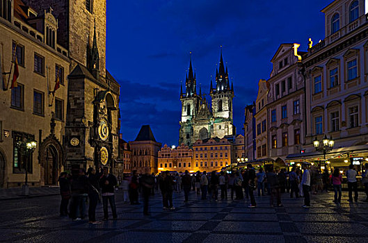 游客,旧城广场,区域,提恩教堂,夜晚,布拉格,捷克共和国,欧洲