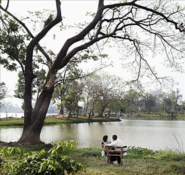 坐,夫妇,湖岸,缅甸