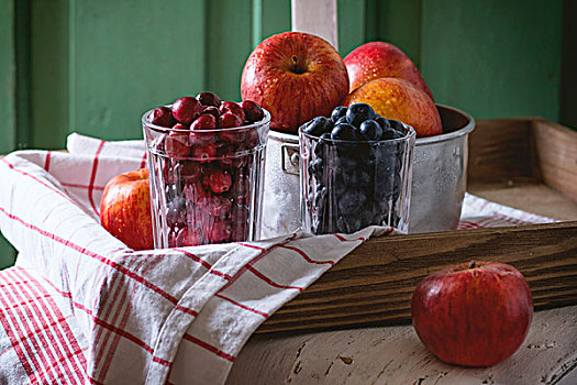 铝,碗,红苹果,玻璃,黑莓,越橘,老,白色,木椅,绿色,木质