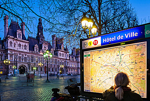 法国,巴黎,地铁站,夜晚,前景,德威饭店,市政厅,背景