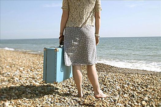 女青年,站立,拿着,手提箱,海滩