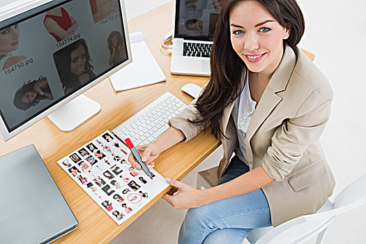 女性,艺术家,坐,书桌,电脑,办公室