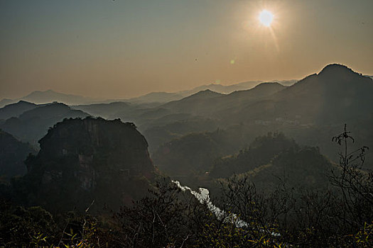 山,丹霞,太阳,蓝天,大气,山脉,驴友,旅行,地质公园,丹霞地貌,灌木,树,草,水潭,素材,平面设计