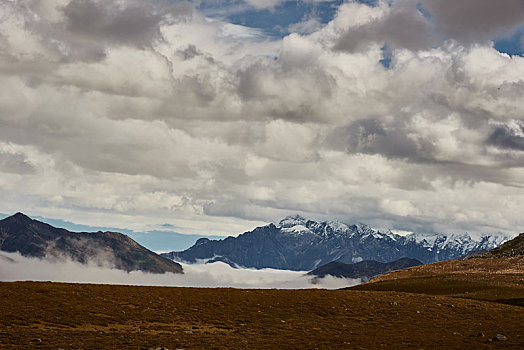 四川甘孜冬季高海拔雪山旅行风景