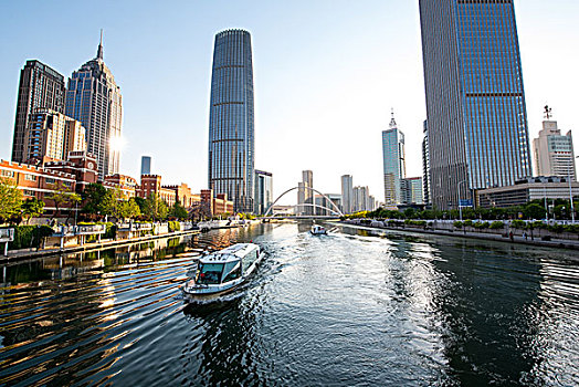 游船和河流两岸的摩天大楼