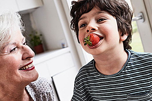 孙子,吃,草莓,祖母,坐,旁侧,微笑