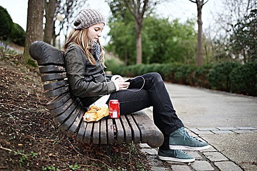 少女,坐,公园长椅,吃,三明治,听歌,mp3播放器