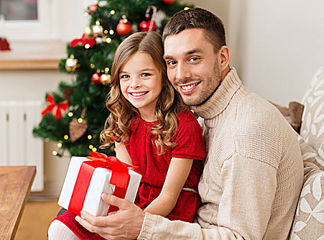 家庭,圣诞节,圣诞,高兴,人,概念,微笑,父亲,女儿,拿着,礼盒