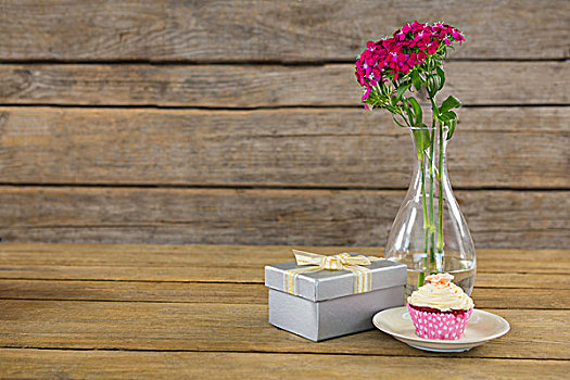 礼盒,花瓶,杯形蛋糕,盘子,厚木板,特写,白色背景,背景