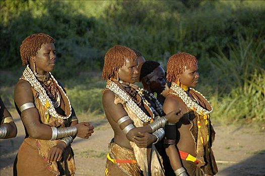 年轻,女人,穿,许多,项链,站立,跳舞,区域,靠近,埃塞俄比亚,非洲