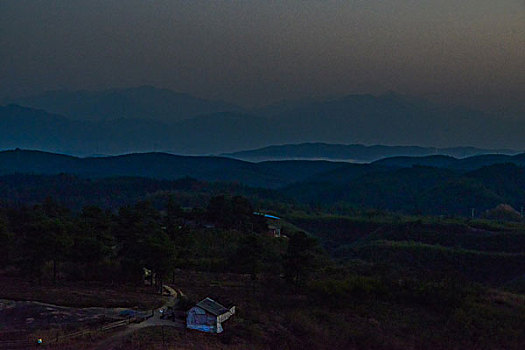 山,丹霞,群山,山脉,黄昏,红光,坡顶,驴友,旅行,地质公园,丹霞地貌,灌木,树,草,水潭,素材,平面设计