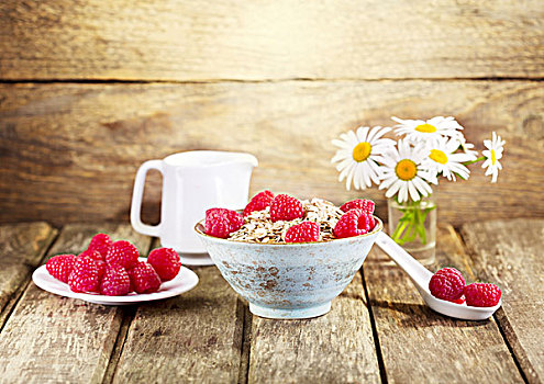 碗,牛奶什锦早餐,树莓,木质背景