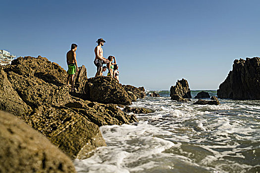 年轻人,朋友,探索,石头,新港海滩,加利福尼亚,美国