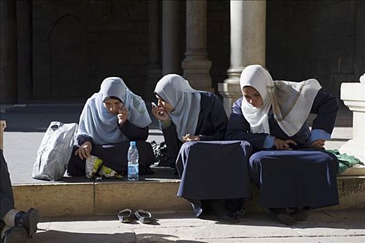 三个女孩,穿,传统服装,坐,联络,听,手机,穆罕默德,清真寺,院子,城堡,开罗,埃及,非洲