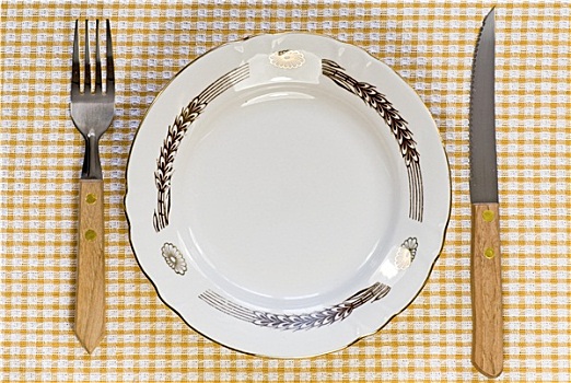 盘子,叉子,刀,桌布