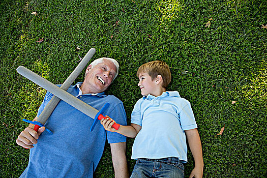 爷爷,孙子,躺着,草,玩具,剑