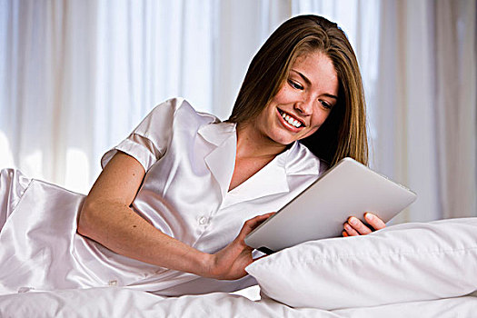 女子躺在床上,卧室,使用数字化片剂,电脑类