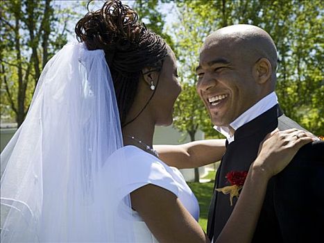 黑人白人结婚图片
