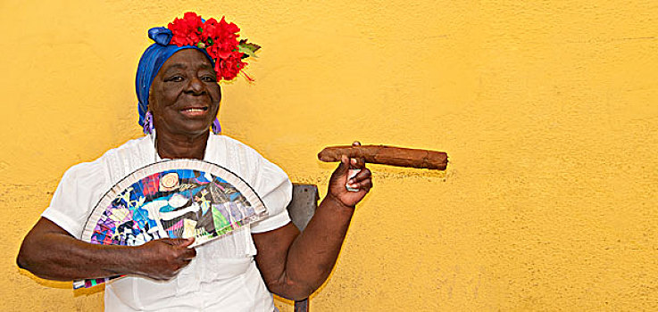 古巴,女人,拿着,大,雪茄,朴素,黄色,墙,哈瓦那