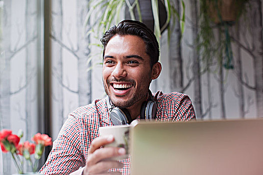 男人,笑,喝咖啡,笔记本电脑,咖啡