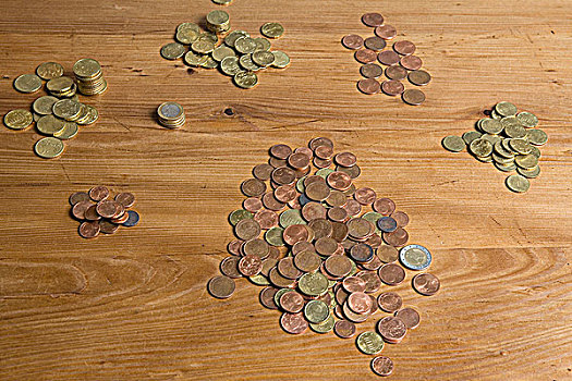 欧元硬币,木桌子