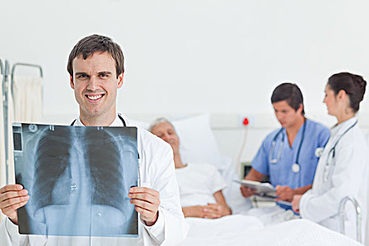 医生,微笑,正视,拿着,x光,扫瞄,病人,两个,护理,后面