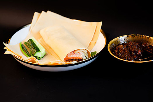 中国传统美食干豆腐卷和肉酱特写